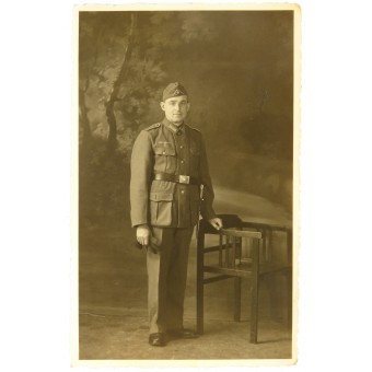 Soldado alemán en M 40 uniformes con sombrero de lado. Espenlaub militaria